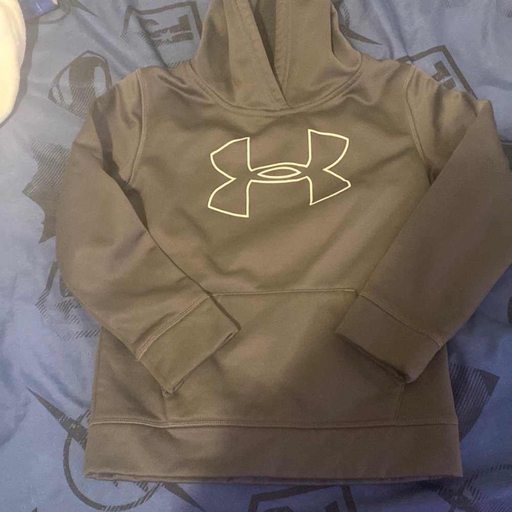 Boy’s gray hoodie